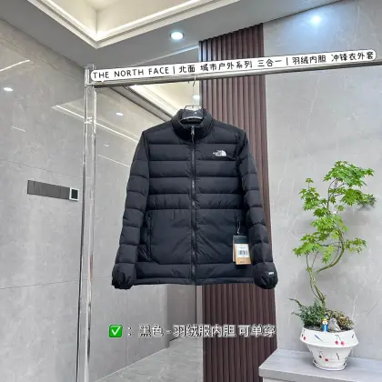 核心私聊 有量有价 THE NORTH FACE|北面 城市户外系列 三合一|羽绒内胆 冲锋衣外套 以下是关于THE NORTH FACE北面城市户外系列三合一羽绒内胆冲锋衣外套的介绍: 品牌与设计 • 经典品牌:北面作为拥有悠久历史的户外知名品牌,一直以专业的品质和创新的设计,为户外爱好者提供可靠的装备,这件冲锋衣也不例外,是品牌卓越品质的体现. • 时尚外观:融合城市时尚与户外机能元素,简约设计风格,能够轻松适配各种城市户外场景,无论是日常通勤、逛街还是户外运动,都能展现独特的风格. 材质与性能 • 外层面料:采用DRYVENT®科技面料,由双层尼龙与微孔膜复合而成,具备优秀的防水、防风和透气性能. • 羽绒内胆:填充550蓬松度的RDS认证鹅绒,绒朵大、蓬松度高,能有效阻挡冷空气,为身体提供温暖的呵护. • 防风细节:下摆抽绳调节系统可快速收紧,防止冷风灌入;魔术贴袖口设计,可根据需求调节松紧,增强防风效果. 功能与细节 • 多场景适配:立体剪裁风帽兼容头盔,方便在进行登山、骑行等需要佩戴头盔的运动时使用;反光徽标增强了夜间的辨识度,提高在低光照环境下的安全性. • 便捷收纳:腋下透气拉链,在运动过程中可快速散热排汗,保持身体干爽舒适.可拆卸的羽绒内胆,可单独作为一件轻薄羽绒服穿着,也可与外层冲锋衣搭配,适应不同的天气和活动需求. • 穿着舒适:抓绒内衬插手袋可存放暖手宝等小物件,为双手提供温暖;内胆接缝处采用八线锁边工艺,经多次机洗测试未出现跑绒现象,保证了产品的耐用性和穿着体验.